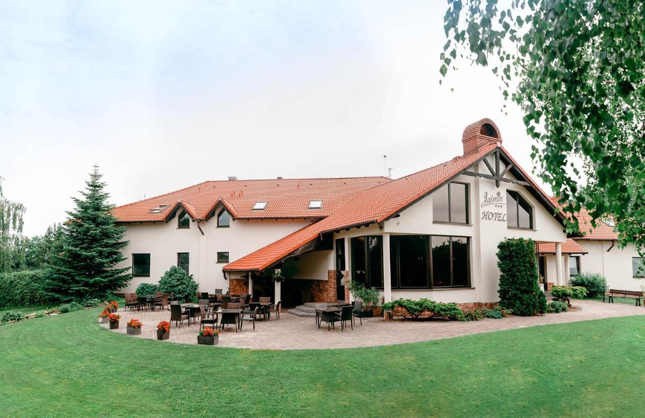 Hotel Jasmin Owinska Экстерьер фото