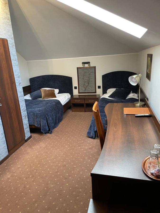 Hotel Jasmin Owinska Экстерьер фото