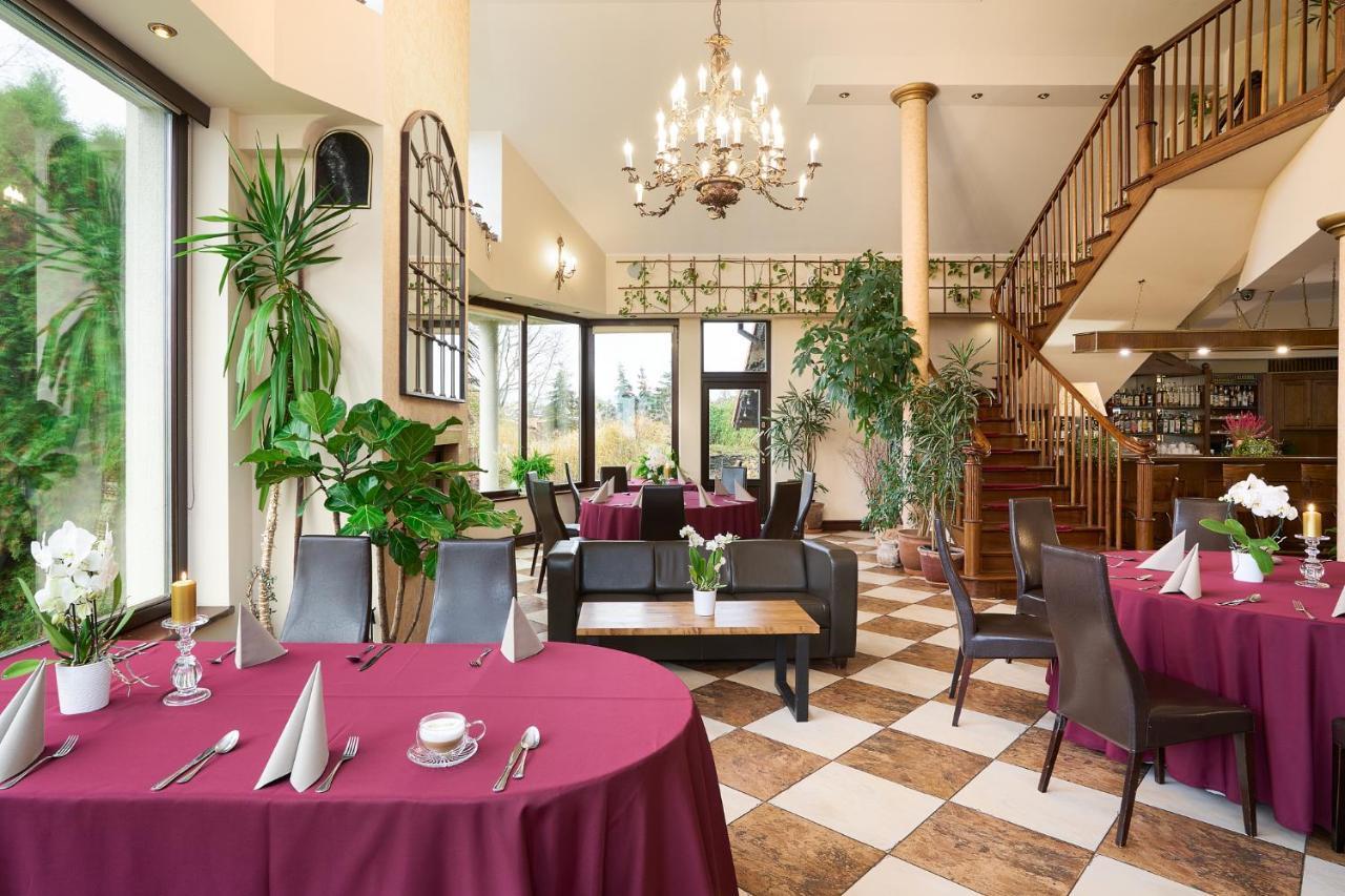 Hotel Jasmin Owinska Экстерьер фото