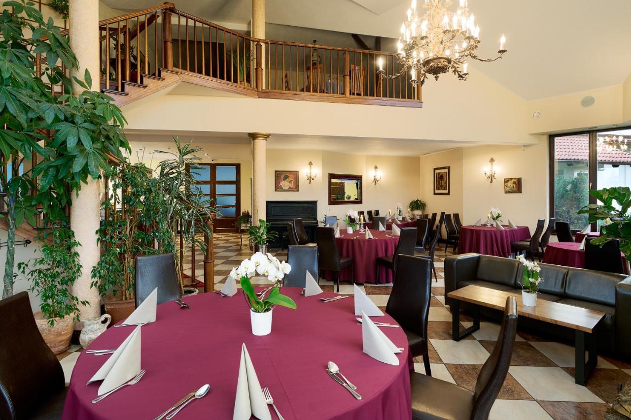 Hotel Jasmin Owinska Экстерьер фото