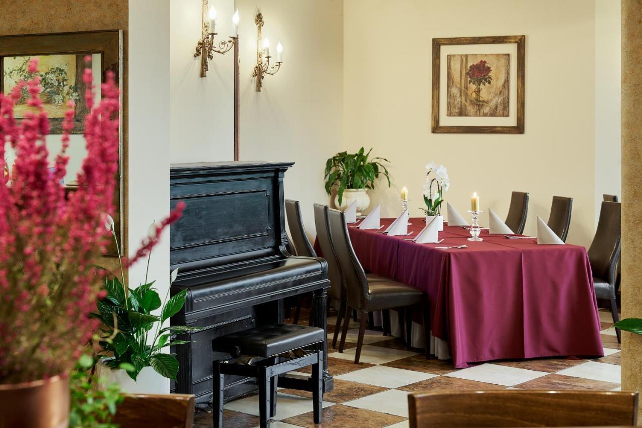 Hotel Jasmin Owinska Экстерьер фото