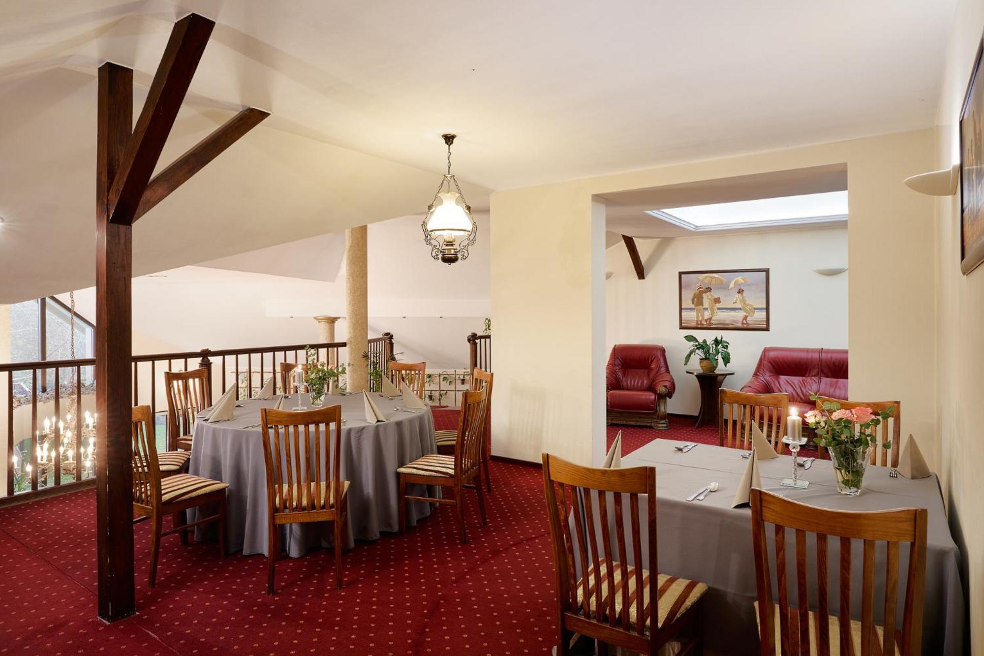 Hotel Jasmin Owinska Экстерьер фото