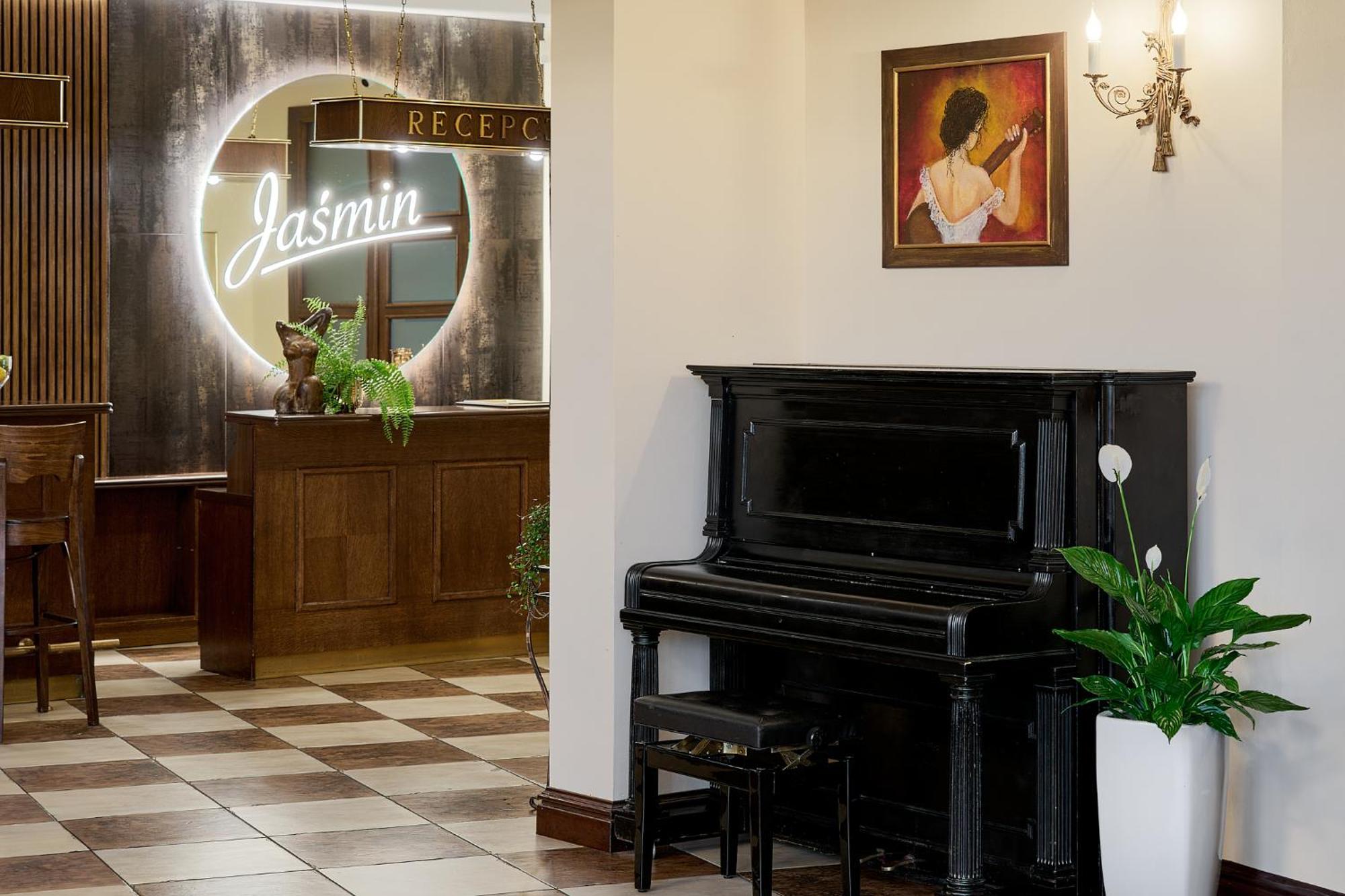 Hotel Jasmin Owinska Экстерьер фото