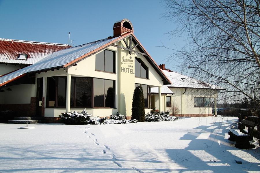 Hotel Jasmin Owinska Экстерьер фото