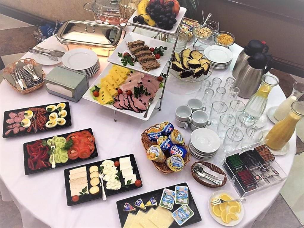 Hotel Jasmin Owinska Экстерьер фото
